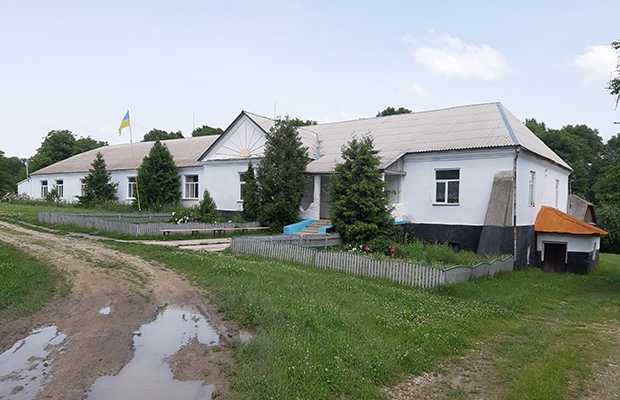 Одноповерховий маєток XIX ст., в Морозові, споруджений Марковськими (нині переобладнаний під дитячий заклад)